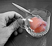 Ein haekelschwein in einem Bowle-Glas mit Gäbelchen.