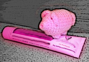 Ein haekelschwein auf einer rosa Tube.