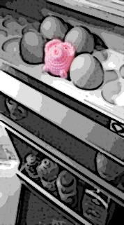 Ein haekelschwein im Kühlschrank zwischen Eiern.