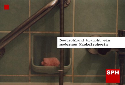 SPH-Plakat mit einem haekelschwein im Badenwannenseifenhalter und dem Slogan „Deutschland braucht ein modernes haekelschwein”.