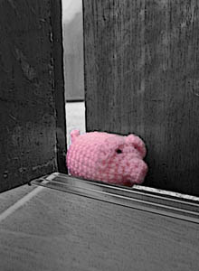 Ein haekelschwein unten in einer Tür.